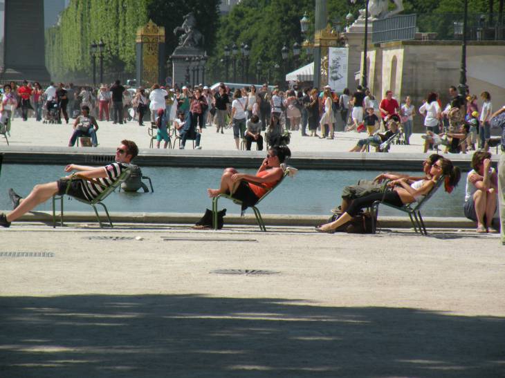  jeunes gens alignés au soleil